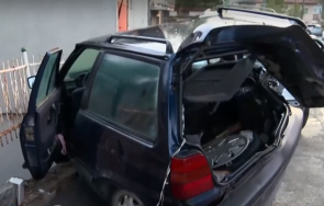 жена помете няколко паркирани автомобила владая