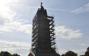 напрежение протестът възраждане ескалира бой полицията искат демонтаж скелето паметника съветската армия снимки