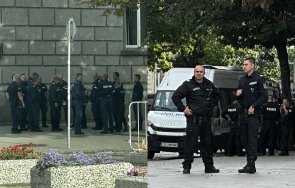 пик триъгълника властта стягат протест разположиха полицаи всеки ъгъл снимки