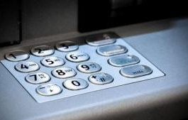 хванаха годишен изтеглил 800 чужда дебитна карта тръстеник