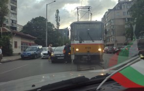 Трамвай и кола се помляха в София до полицейски участък
