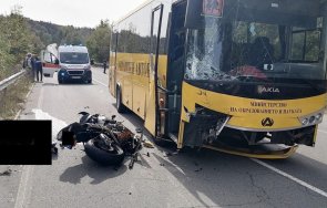 моторист загина челен удар училищен автобус пълен деца снимки