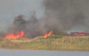 стихия пожар лумна атанасовското езеро бургас издирват двама мъже