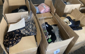 хванаха контрабандни цигари скрити колети дрехи