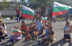 екшън макс деца блокираха пътя раднево иде краят сглобката