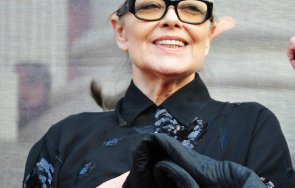 пик ретро щерката цветана манева прибира 100 бона болногледачка  снимка