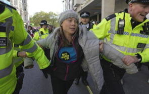 полицията лондон задържа екоактивистката грета тунберг