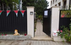 цветя посолството палестина памет жертвите газа