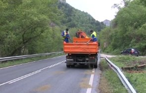 опасно разлята нафта пътя нареченски бани бачково изправя косите шофьорите