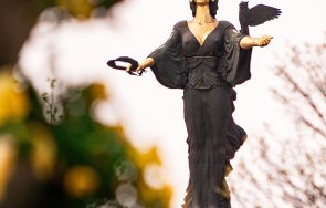 центъра столицата мъж превърза очите статуята света софия