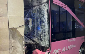 нова тежка катастрофа италия автобус блъсна жилищна сграда души ранени