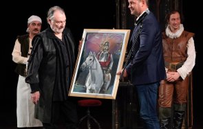 именитият актьор васил михайлов получи живко тодоров картина изобразяваща кадър филма капитан петко войвода снимки