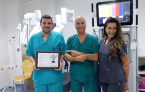 лекари пловдив направиха 400 успешни операции робот