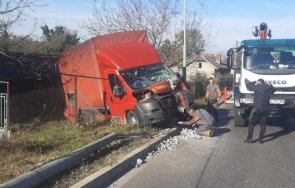 каскада бус влетя двора къща монтанско село