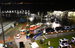 въоръжен влетя кола летището хамбург видео