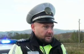 пистолет полицаи мъж жена бяха задържани нападение униформени