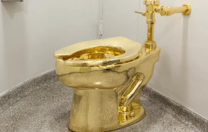 обвиниха четирима мъже кражбата златна тоалетна английски дворец