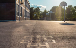 протест заради отказан достъп училищен двор деца родители варна