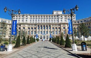 румънски бизнесмен тича часа около сградата правителството знак протест