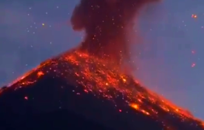 нощно зрелище етна изригна стълб лава повишиха нивото опасност видео