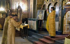 новият предстоятел руската църква отслужи божествена света литургия