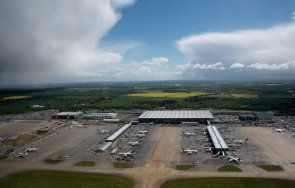 аварийно кацане самолет излетя две липсващи стъкла кабината