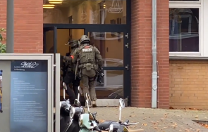 въоръжени барикадираха училище хамбург видео