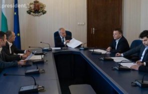 радев изживява всевластен началникът кабинета гълъб донев събра служебни министри лукойл цената горивата