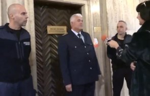 циркът пълен трима полицаи пазят кабинета васил терзиев спешно изтича среща