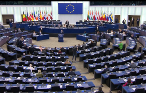 тотален резил никой вълнува денков премиерът каканиже предварително написана реч празна зала европейския парламент снимки
