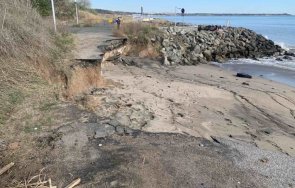 бурното вълнение пропадна крайбрежна пешеходна алея бургас