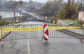 пропадна мостът свързващ квартала царево василико плаж нестинарка снимки