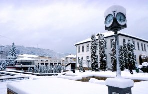 заради снега троян обяви понеделник неучебен ден