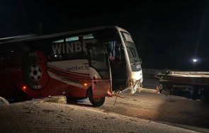 превозващият деца литекс автобус ударил ограда къща