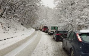 кошмар петрохан огромно задръстване силен снеговалеж аварирали коли снимки