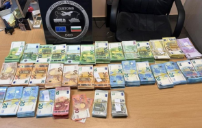 ден митничари задържаха недекларирана валута 320 000