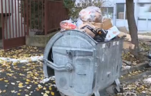 купчини боклуци около контейнеритеза смет русе