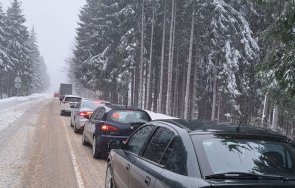 аварирал автобус блокира прохода петрохан видео