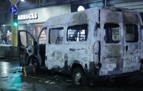 пуснаха домашен арест мъжа подпалил полицейски бус време протеста