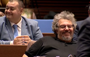 пик депутати поискаха прекратяване заседанието манол пейков тениска пиян живо