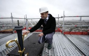 макрон шести път инспектира възстновяването нотр дам