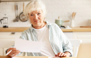 възрастна жена болница видя сметката вода