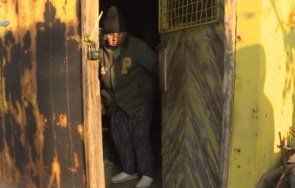 абсурден казус възрастни жени живеят фургон без ток години наливат вода гробището