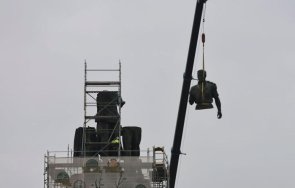 премахнаха една фигурите паметника съветската армия