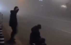 тийнейджъри снимаха пребиват бездомна жена софийска улица