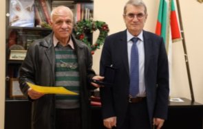 наградиха фелдшера изродил бебе линейка