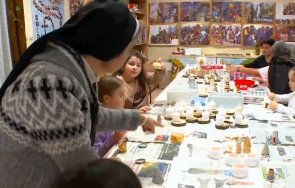 деца изработват играчки коледа съберат средства техен болен връстник