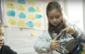 децата украйна сглобяват коледни пакети свещи фронта