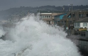 стихия метрови вълни калифорния пострадали видео