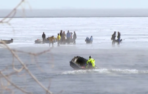 спасиха 122 рибари блокирани откъснал леден блок езеро видео
